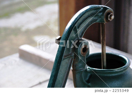 手押しポンプのクローズアップ 2255349