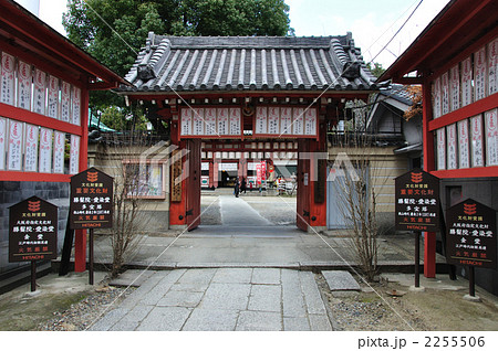 大阪谷町の勝鬘院山門 2255506