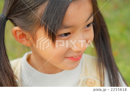 公園で遊ぶ小２の女の子 2255618