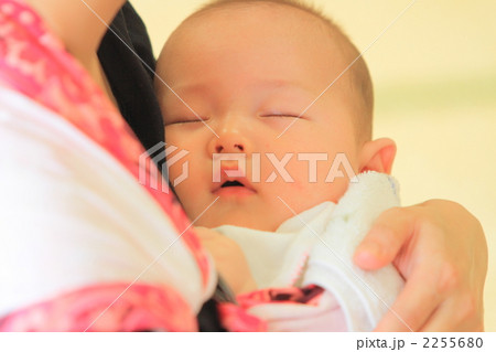 母の胸で眠る赤ちゃん 2255680