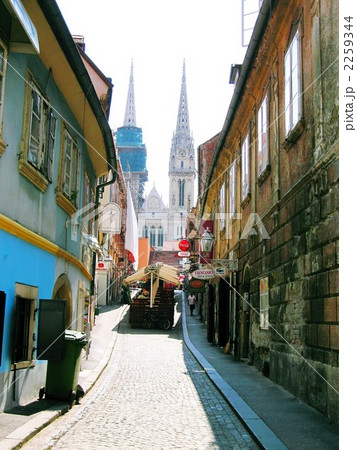ザグレブの路地と聖母被昇天大聖堂（クロアチア） 2259344