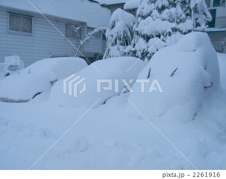 雪に埋もれる乗用車 2261916