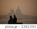 ベネチア　サルーテ教会を背景としたカップル 2262391