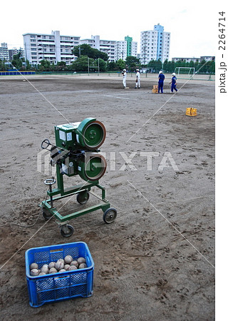 ピッチングマシンと硬球（八千代高校 グラウンド／千葉県八千代市勝田台南1-1-1） 2264714