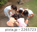 地面を見る子供たち 2265723