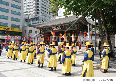 韓国・徳寿宮の大漢門の衛兵交代式 韓国・徳寿宮の大漢門の衛兵交代式 2267546