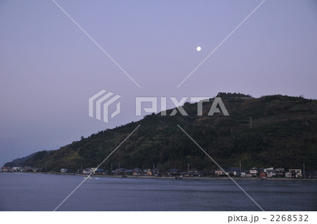 【日本の原風景】宇和海の有明の月と出航する漁船　愛媛県宇和島市 2268532