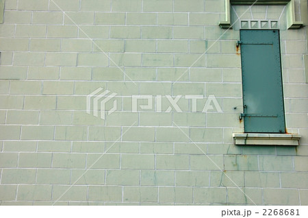 緑の石壁と鎧戸 2268681