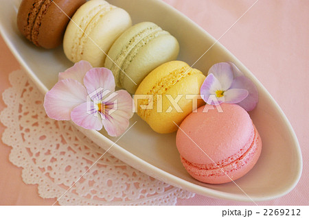 カラフルマカロンとビオラ 2269212