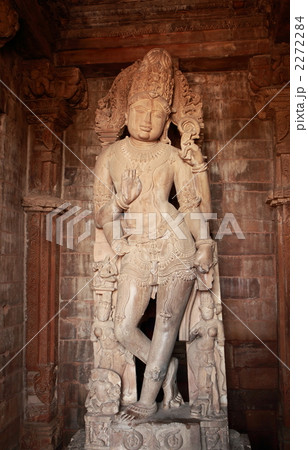 カジュラーホの建造物群 南群のチャトゥルプジャ寺院のヴィシュヌ神像の写真素材 カジュラーホの建造物群 南群のチャトゥルプジャ寺院のヴィシュヌ神像の写真素材