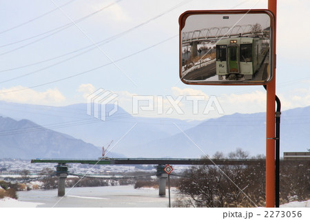 カーブミラーに写った列車 カーブミラーに写った列車 2273056