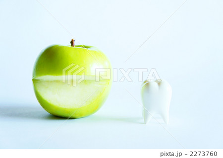 歯科イメージ　青リンゴの笑顔と歯 2273760