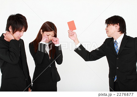 レッドカードを受ける会社員 2276877