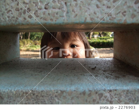 公園の遊具から顔を覗かせる女の子 2276903