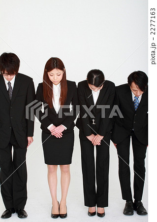 おじぎするビジネスチーム おじぎするビジネスチーム 2277163