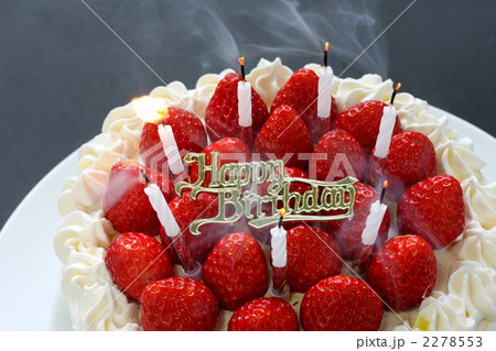 ローソクを吹き消したバースデーケーキ 2278553