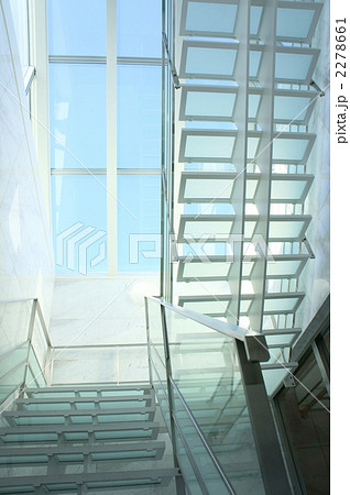 ガラス 階段の写真素材