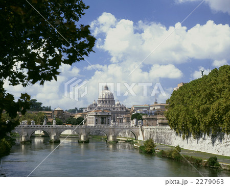 テベレ川から見たサン・ピエトロ寺院 2279063