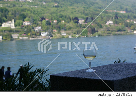 白ワインと湖 2279815
