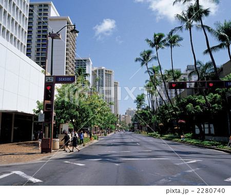 ワイキキのカラカウア大通り 2280740