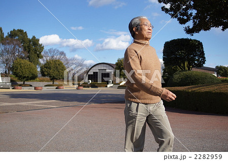 シニア_公園でウォーキング 2282959
