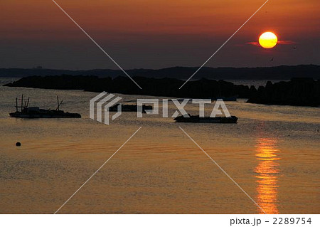 日の出とともに出漁する漁船 日の出とともに出漁する漁船 2289754