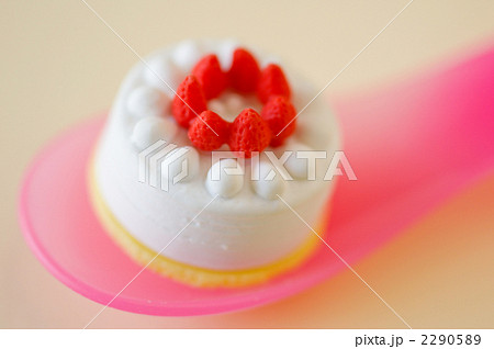 ミニチュアケーキ　背景クリーム色 2290589