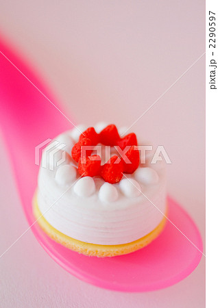 ミニチュアケーキ　背景ピンク色 2290597
