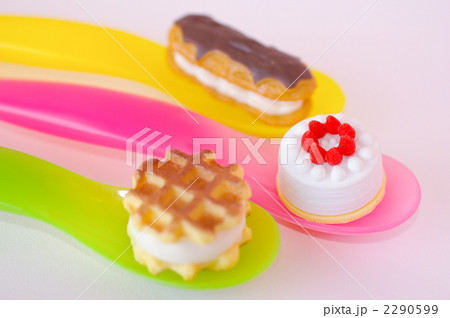 ミニチュアケーキ　背景白 2290599