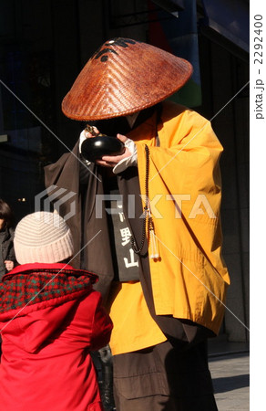 托鉢 お坊さん 虚無僧の写真素材