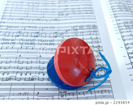 カスタネットと楽譜の写真素材