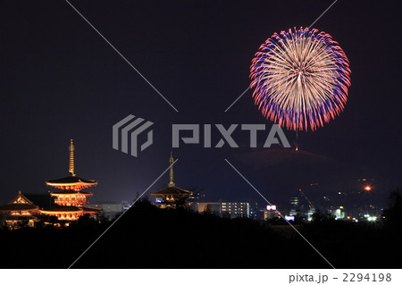 若草山の山や気前の花火と薬師寺 2294198