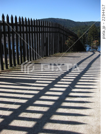 箱根の関所跡の高い塀の影２ 2294417