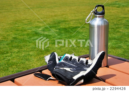 ドリンクボトルとサイクルグラブ 2294426