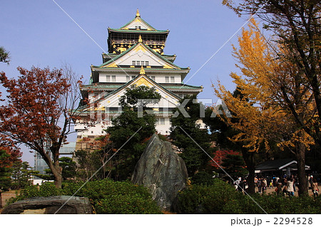 秋の紅葉と大阪城 2294528
