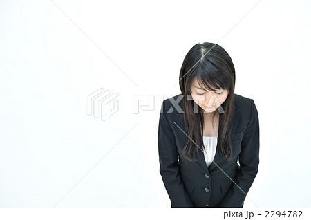 お辞儀をしている女性(上半身・正面) 2294782