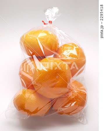 袋入りのミカンの写真素材