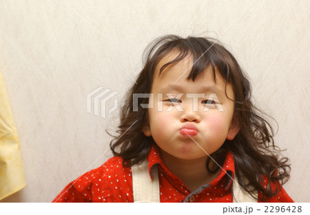 ふくれっ面の女の子 2296428