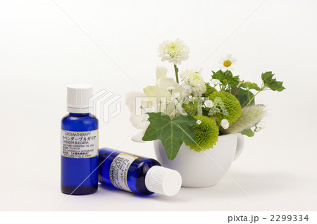 アロマオイルとフラワーアレンジ 2299334