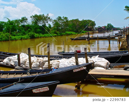 湖の船着き場(インレー湖/ミャンマー) 湖の船着き場(インレー湖/ミャンマー) 2299783