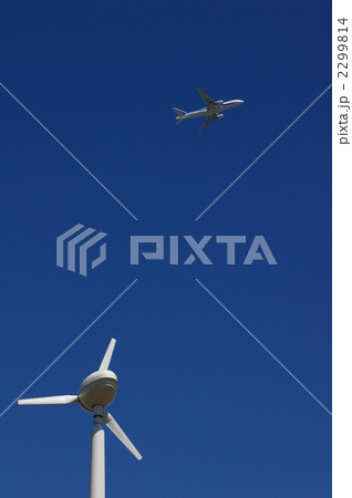 小型風力発電機と旅客機 縦 小型風力発電機と旅客機 縦 2299814