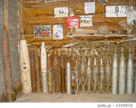 ミサイル・砲弾・地雷など(アキ・ラーの地雷博物館/シェムリアップ・カンボジア) ミサイル・砲弾・地雷など(アキ・ラーの地雷博物館/シェムリアップ・カンボジア) 2300858