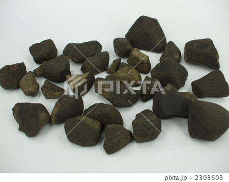 真っ黒い新鮮な溶融表皮に覆われたGAO（ガオ）隕石の写真素材 [2303603