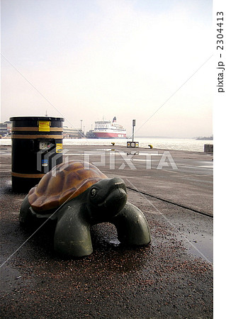 フィンランド ヘルシンキ エテラ港 車止めの亀 フィンランド ヘルシンキ エテラ港 車止めの亀 2304413