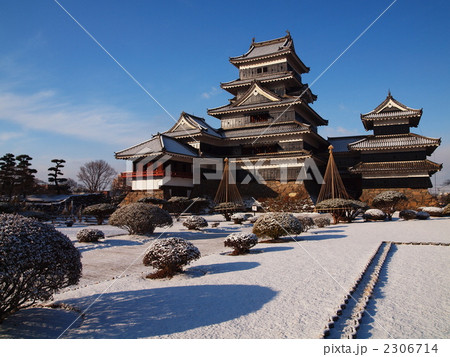 雪の松本城 2306714