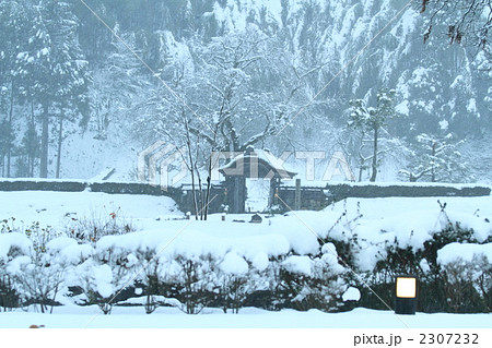 朝倉遺跡唐門と雪景色 2307232