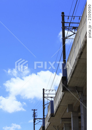 青い空と高架線 2309090