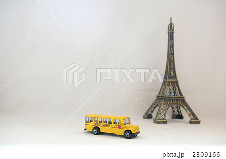 スクールバスとエッフェル塔 2309166