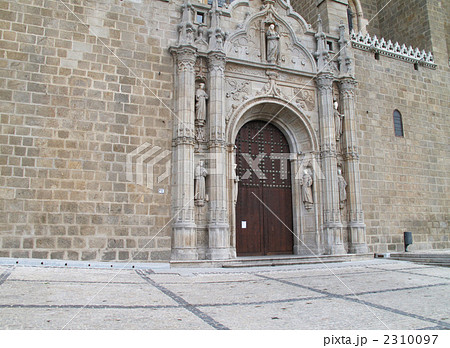 スペイン　トレドのサン・フアン・デ・ロス・レイエス教会の門 2310097
