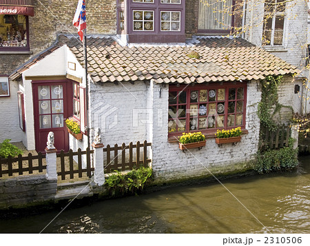運河沿いの土産店　ベルギー　ブルージュ」 2310506